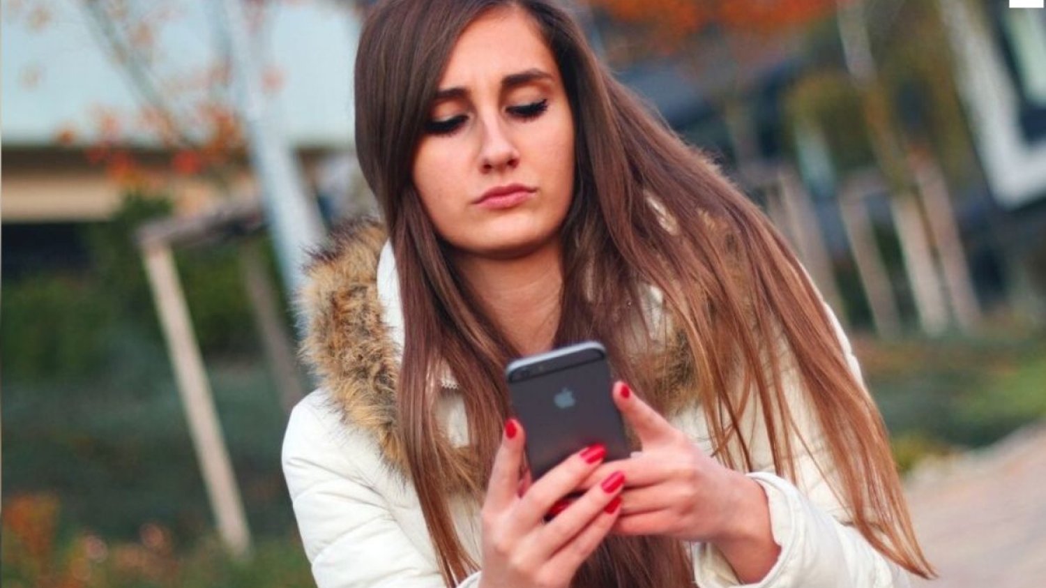 Młodzi ludzie w Polsce są przyssani do swoich telefonów. Ponad 80 proc. jest w stanie spóźnić się do pracy lub szkoły, byle tylko wrócić po zapomniany z mieszkania smartfon.