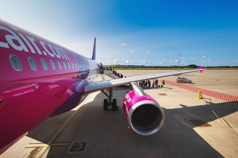 Linie lotnicze Wizz Air przegrały proces z pasażerem, który - nie mogąc skorzystać z toalety - nasikał w samolocie.