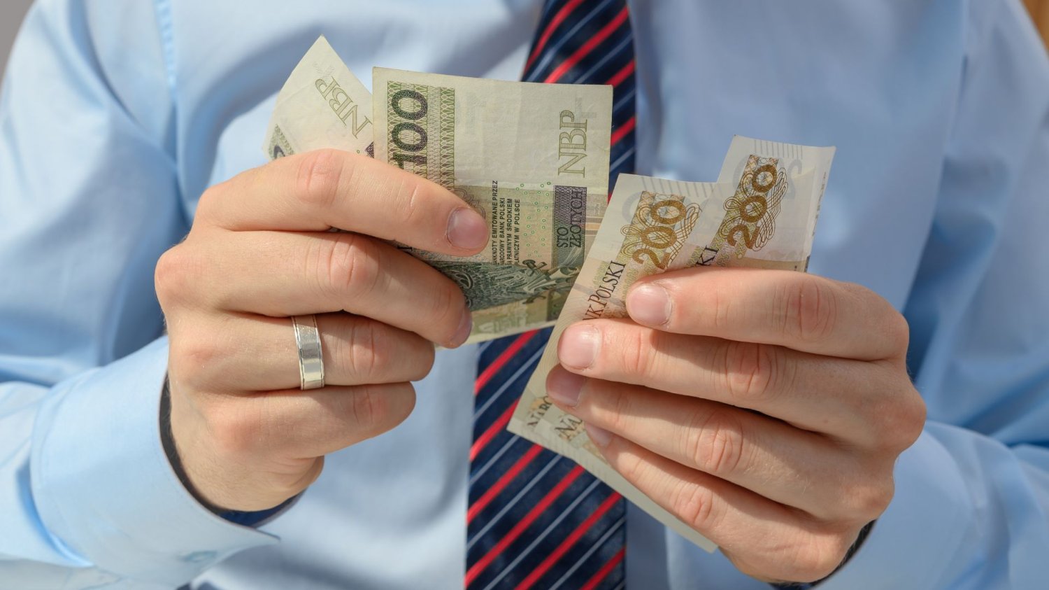Nawet 23 tys. zł na start w Polsce. Staż pracy to przeżytek, liczą się unikalne cechy. Mężczyzna przelicza pieniądze.