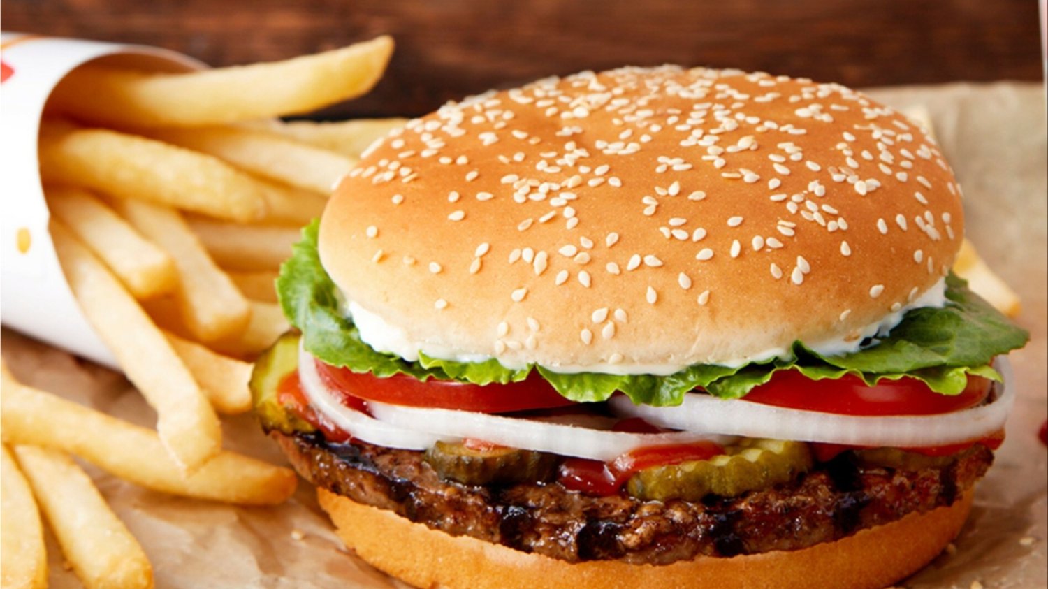 Burger Whooper z Burger Kinga, frytki.