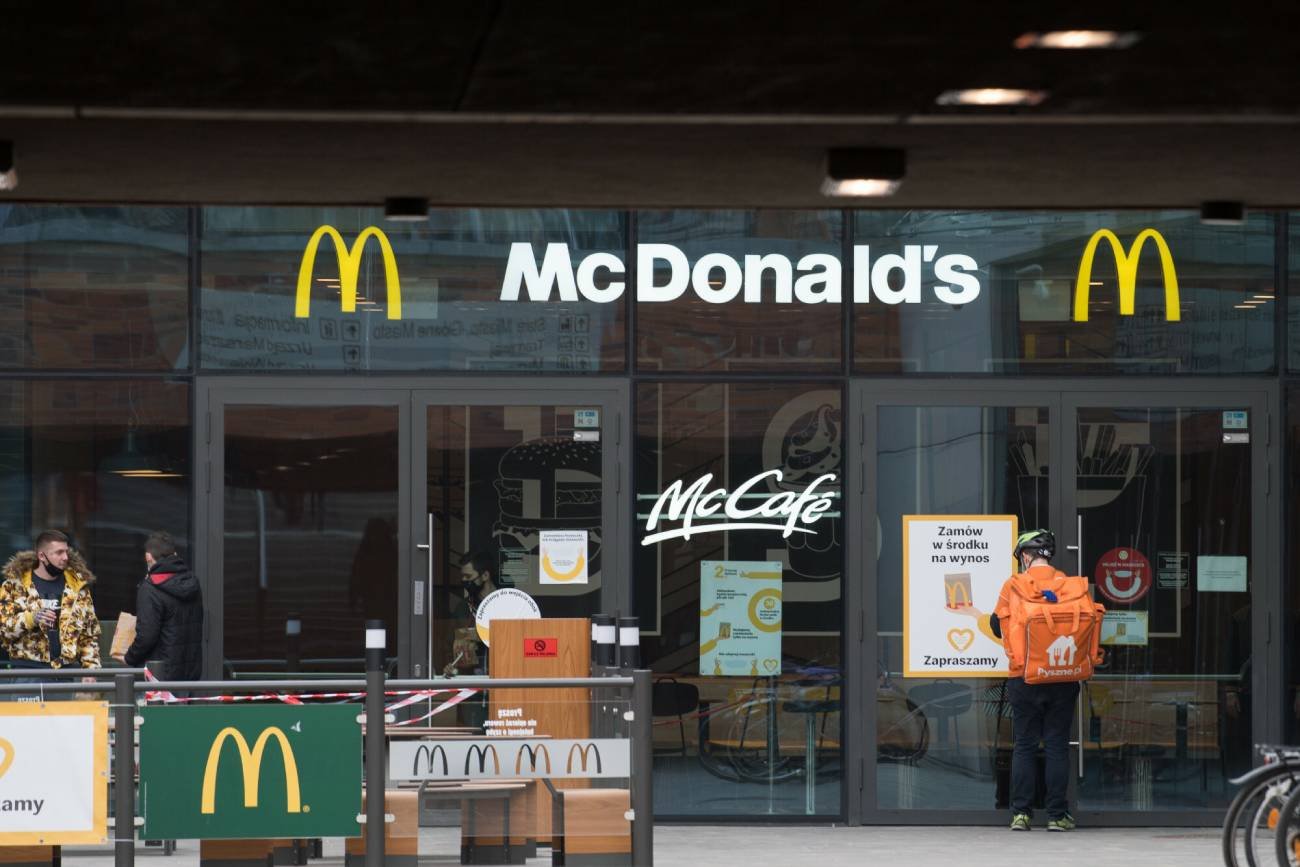 Restauracja McDonald's i kurier dowożący zjedzenie na wynos