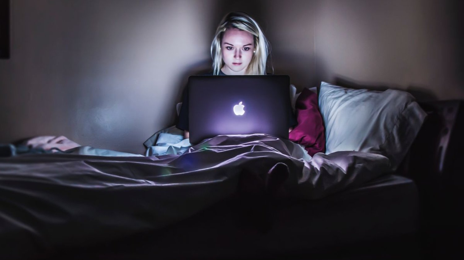 Oszuści twierdzą, że zdobyli dostęp do naszej kamerki internetowej. Domagają się okupu w bitcoinach w zamian za dyskrecję. Nie należy ulegać panice, stanowczo odradzamy jakiekolwiek opłaty.