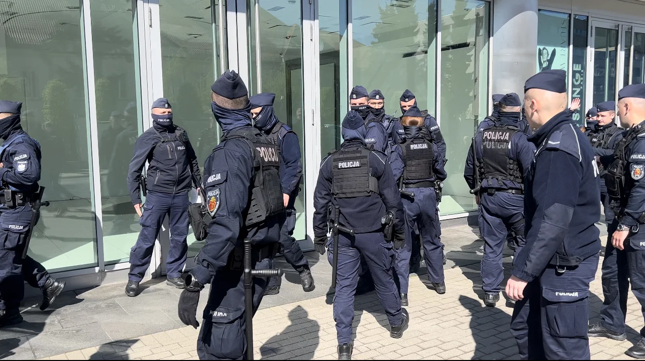 Policjanci zabezpieczający miesięcznice smoleńskie