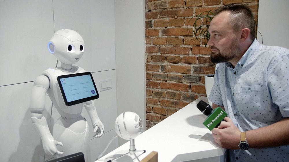 Robot na recepcji jest bardzo rozmowny.