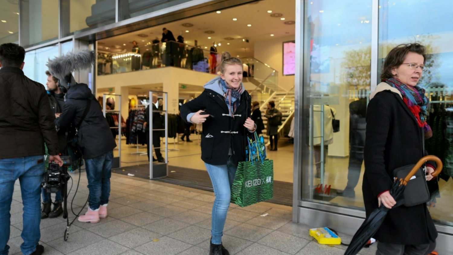 Niektórzy klienci H&M czekają na dostawę nawet do czterech tygodni, jak skarżą się na profilu firmy na Facebooku.