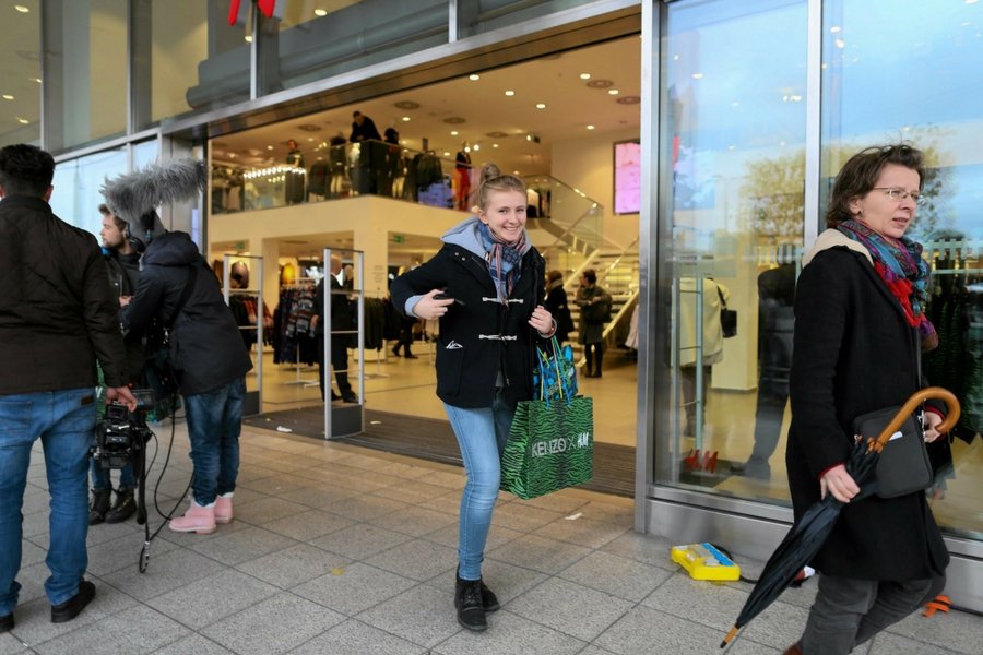 Niektórzy klienci H&M czekają na dostawę nawet do czterech tygodni, jak skarżą się na profilu firmy na Facebooku.