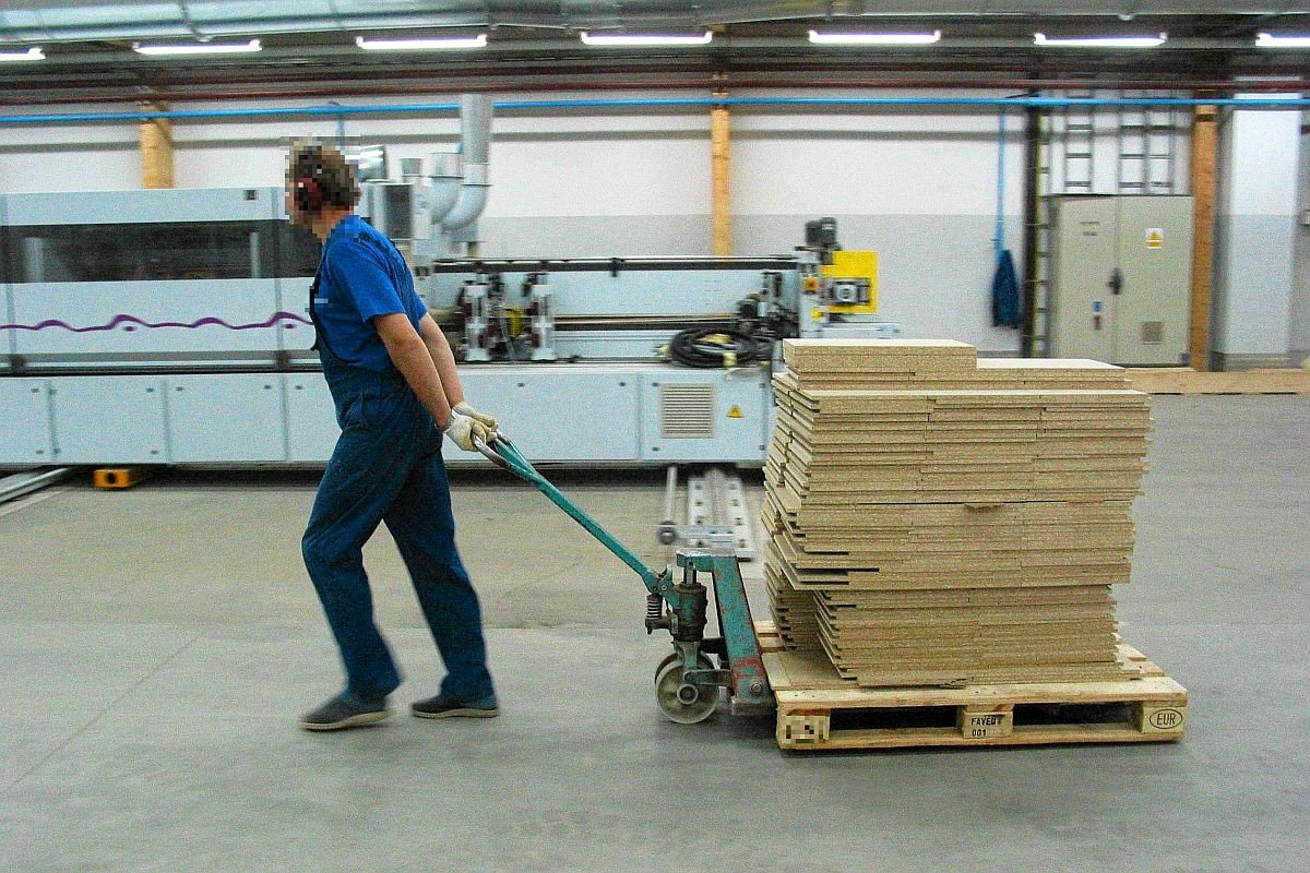 Fabryki mebli: praca po 10 godzin na dobę, łącznie z sobotami, pensja pod stołem. A i tak wszyscy zadowoleni