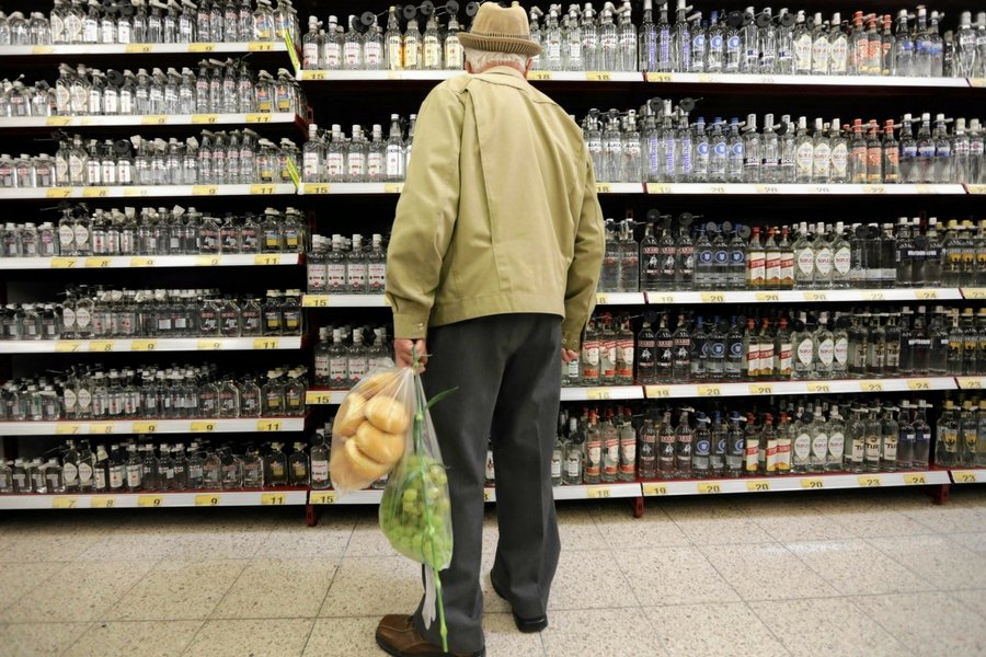 Sklepy sprzedające alkohol czeka rewolucja wizerunkowa: co wstawić na witrynę zamiast butelek?