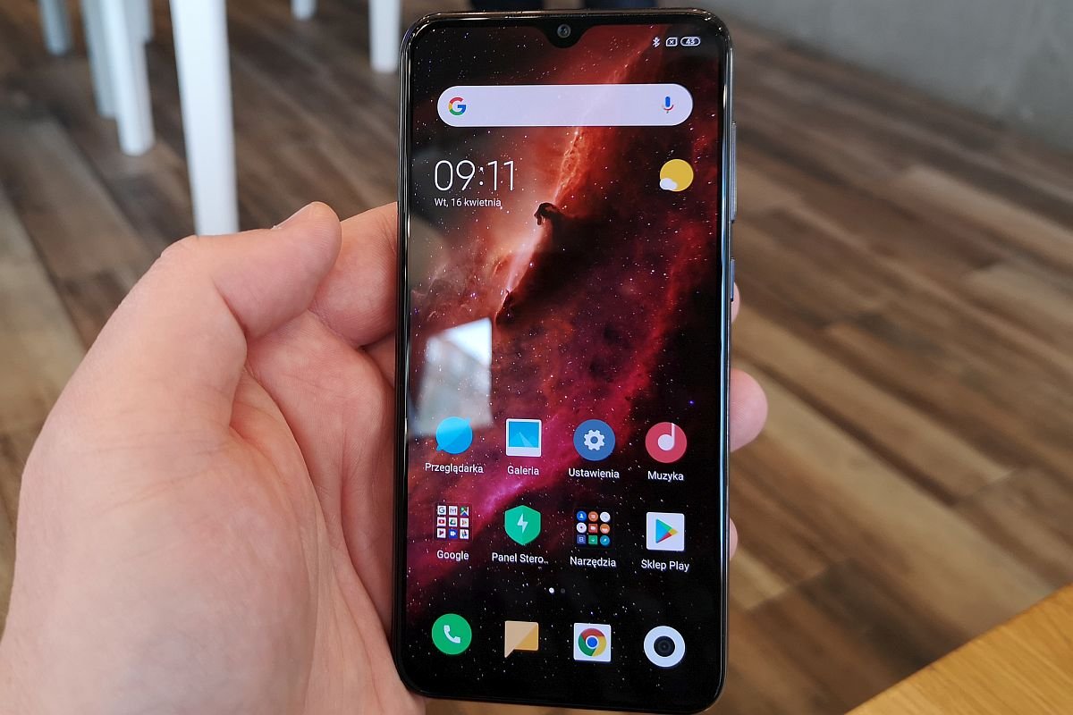 Xiaomi Mi 9 SE kosztuje 1499 - 1599 złotych. To bardzo udany substytut flagowca konkurentów w przystępnej cenie. Opisujemy sprzęt i specyfikację techniczną Xiaomi Mi 9 SE