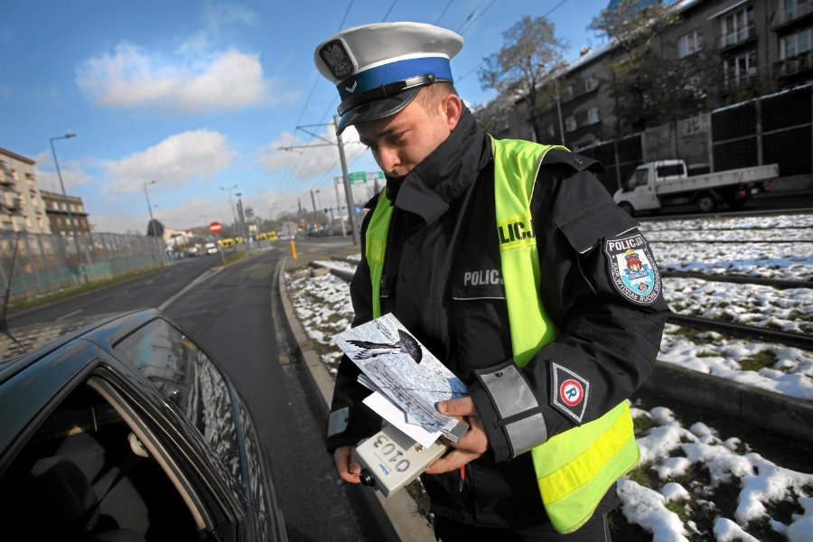 Zgodnie ze złożoną w Sejmie anonimową petycją policjanci nie mieliby już możliwości udzielenia pouczenia - pozostałyby im tylko mandaty.