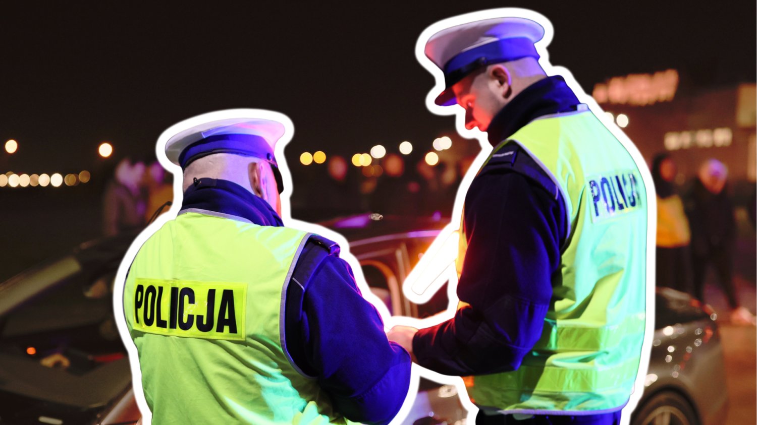 Kontrola policji w godzinach nocnych. Dwóch policjantów w kamizelkach odblaskowych.