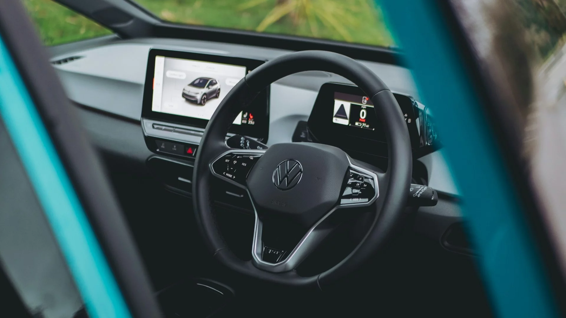 Kierownica z logo i wnętrze samochodu elektrycznego Volkswagen. Śledztwo dziennikarskie ujawniło, że firma może używać krwawych minerałów.