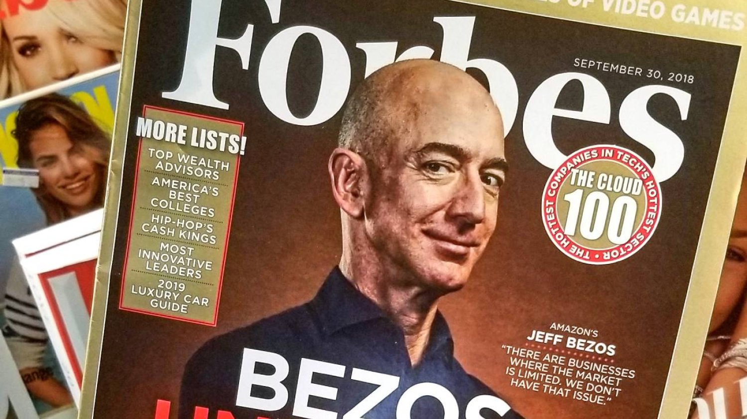 Okładka magazynu Forbes. Na zdjęciu Jeff Bezos - szef firmy Amazon.