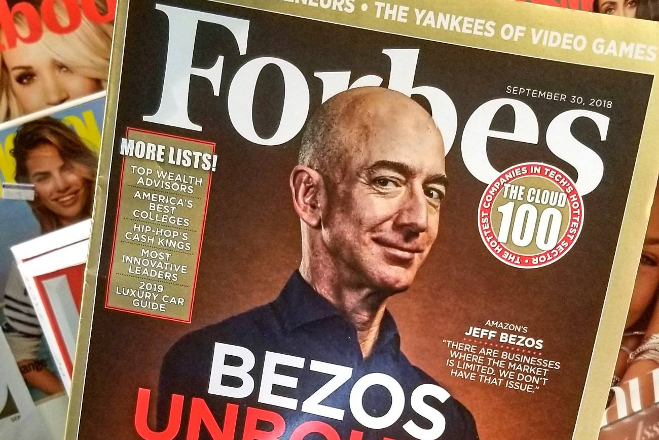 Okładka magazynu Forbes. Na zdjęciu Jeff Bezos - szef firmy Amazon.