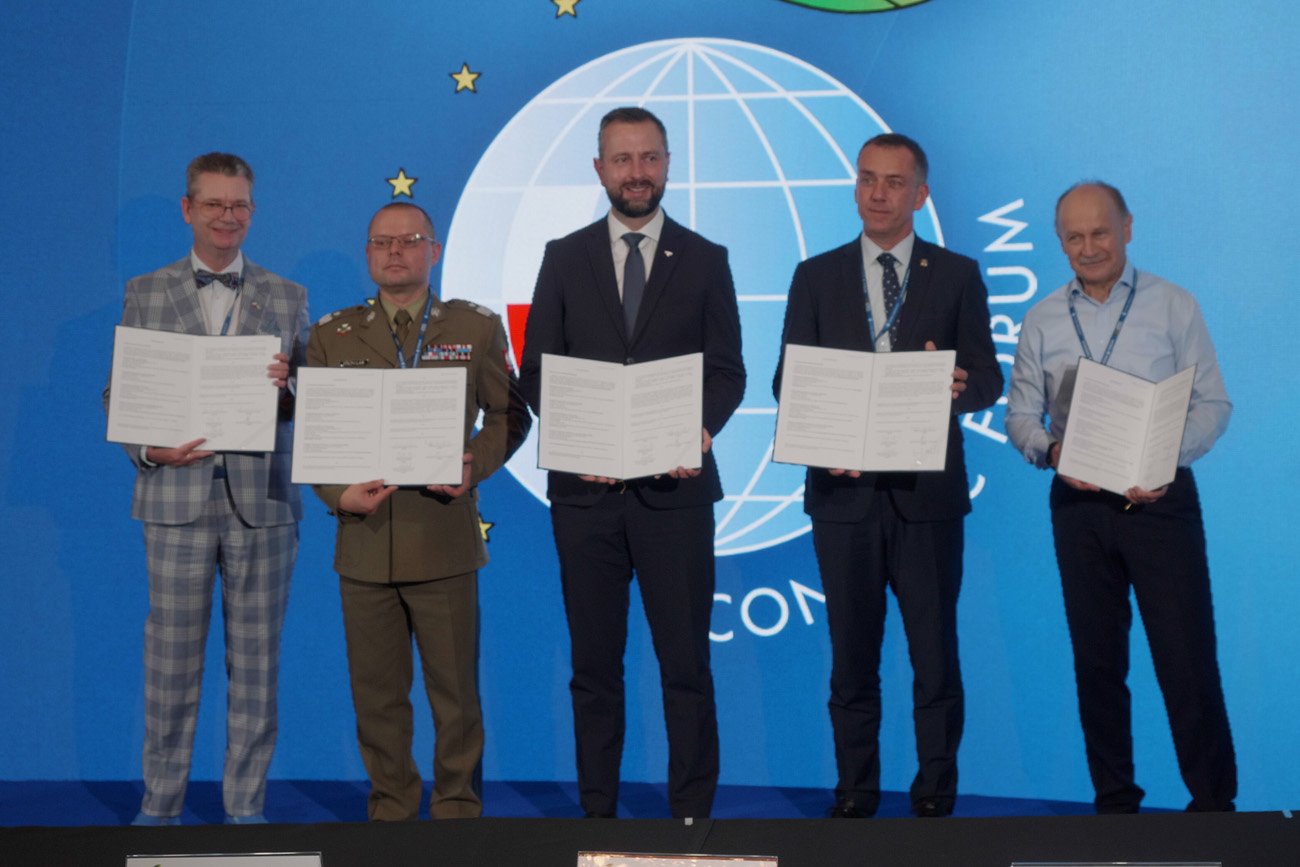 Uroczyste podpisanie listu intencyjnego dotyczącego współpracy przy opracowaniu specjalnego raportu pt. “Bezpieczeństwo łańcucha dostaw w polskim przemyśle obronnym”