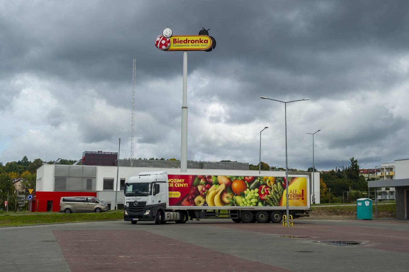Ciężarówka Biedronki na parkingu.