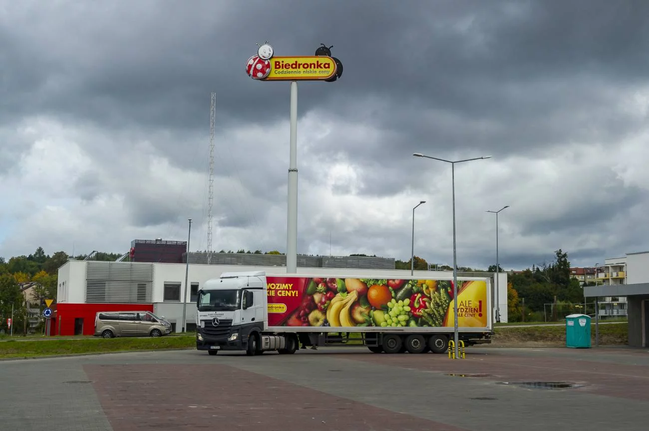 Ciężarówka Biedronki na parkingu.