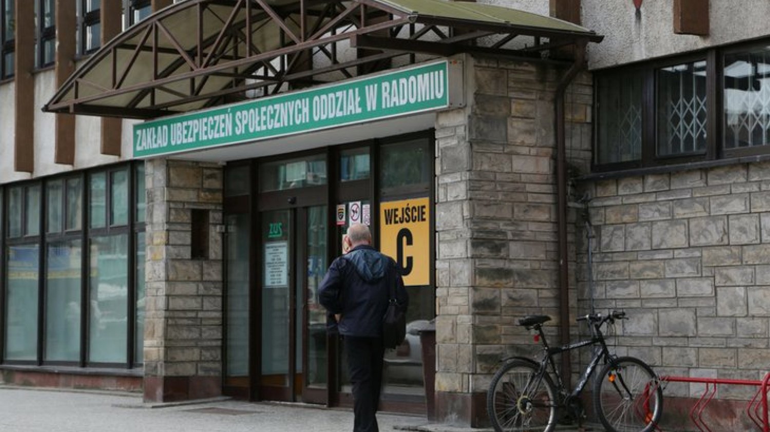 Menedżerowie ZUS w 2019 roku otrzymali łącznie 3,4 mln złotych dodatków do pensji.