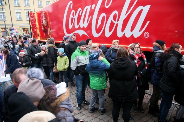 Coca-Cola wprowadziła do polskich sklepów napój o smaku cynamonu, który jest dostępny w Społemie i Lewiatanie