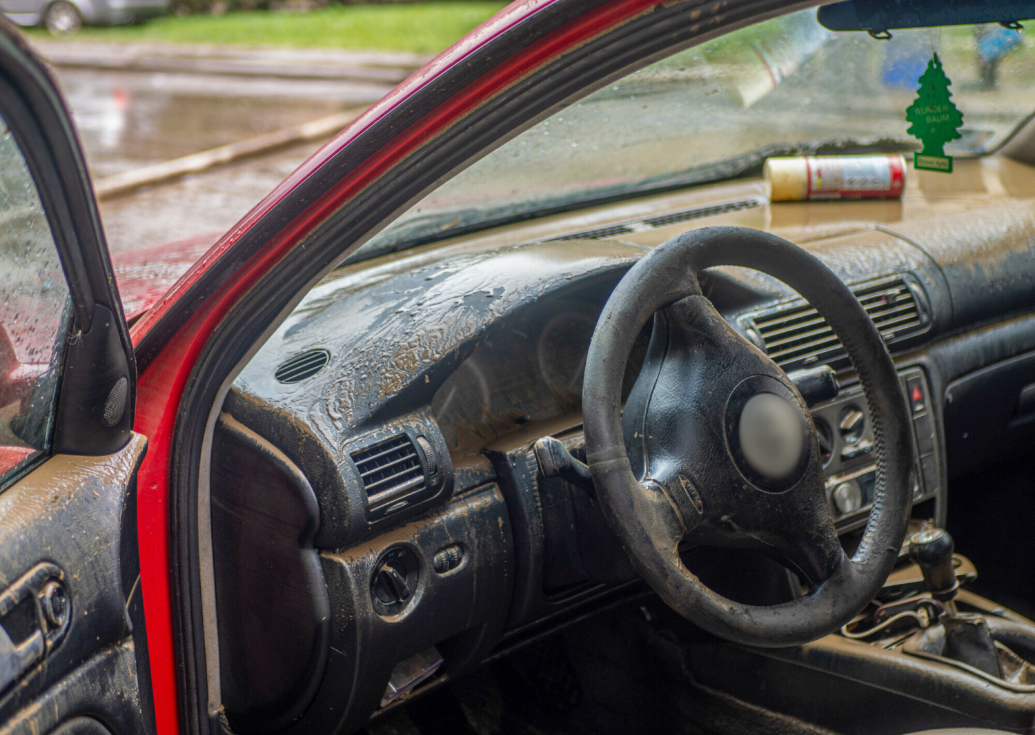 Jak rozpoznać wcześniej zalane auto, kupując na rynku wtórnym?