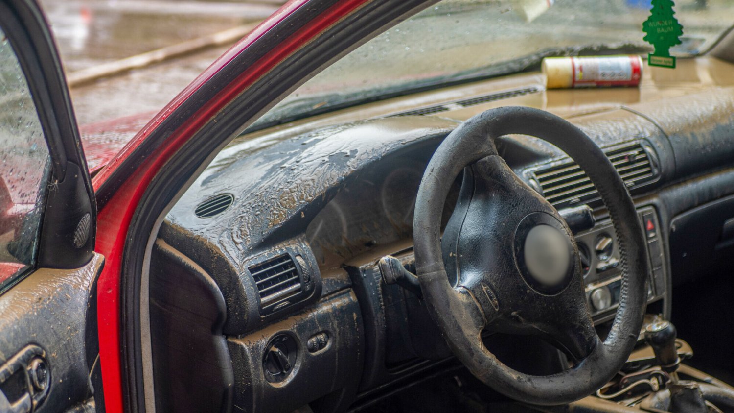 Jak rozpoznać wcześniej zalane auto, kupując na rynku wtórnym?