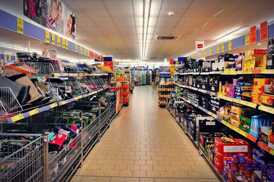 Szerokość alejek w supermarketach również ma znaczenie: liczy się uniknięcie "efektu muśnięcia pupy".