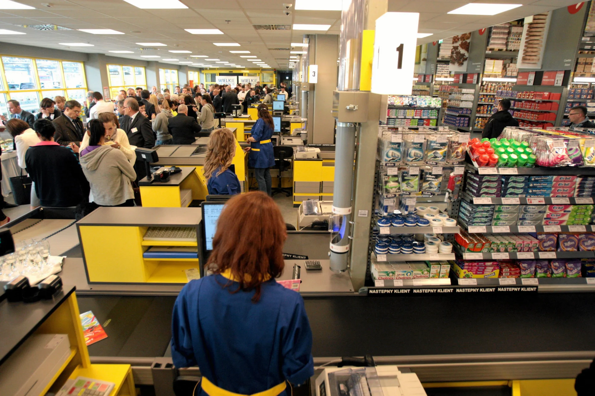 Ile zarabiają kasjerzy w Polsce? Sprawdzamy zarobki w znanych sieciach