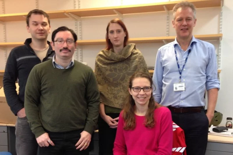 Zespół kierowany przez Dr Michaela Johnsona (ostatni z prawej) zidentyfikował zestawy genów determinujących iloraz inteligencji człowieka. Badanie przeprowadzono w Imperial College London, jednej z najbardziej prestiżowych uczelni na świecie
