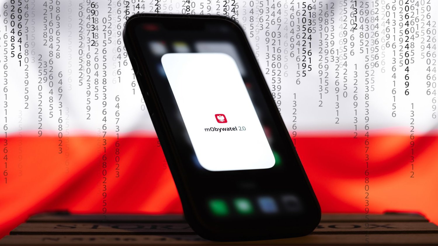 MObywatel na smartfonie, polska flaga i kod źródłowy. Pokazanie kodu aplikacji skończyło się rozczarowaniem