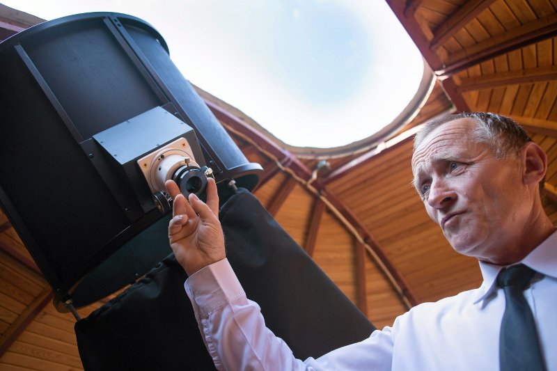 Dr Bogdan Wszołek, twórca największego w Polsce prywatnego obserwatorium astronomicznego.