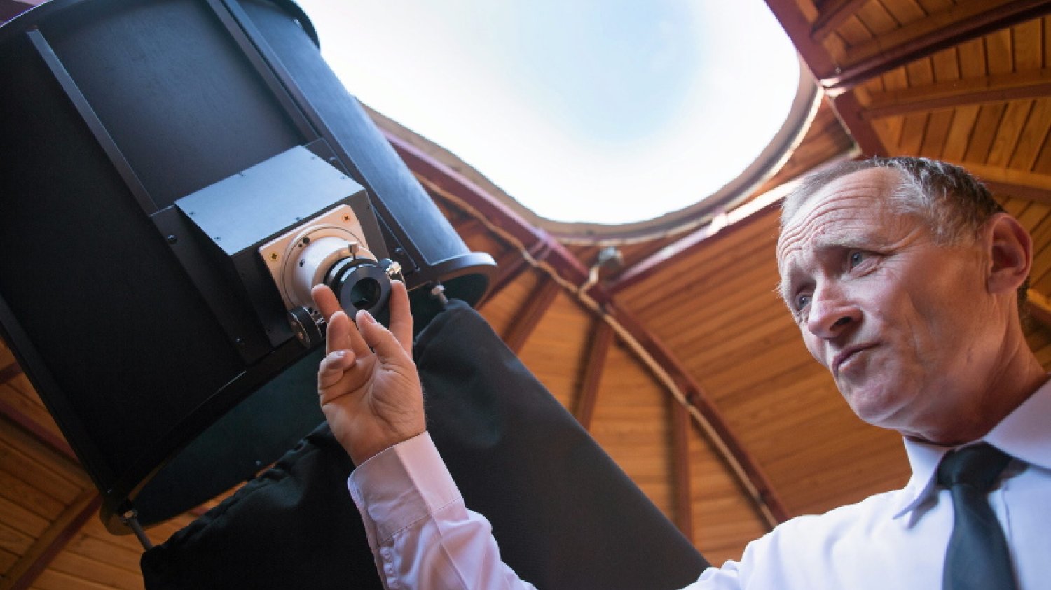 Dr Bogdan Wszołek, twórca największego w Polsce prywatnego obserwatorium astronomicznego.