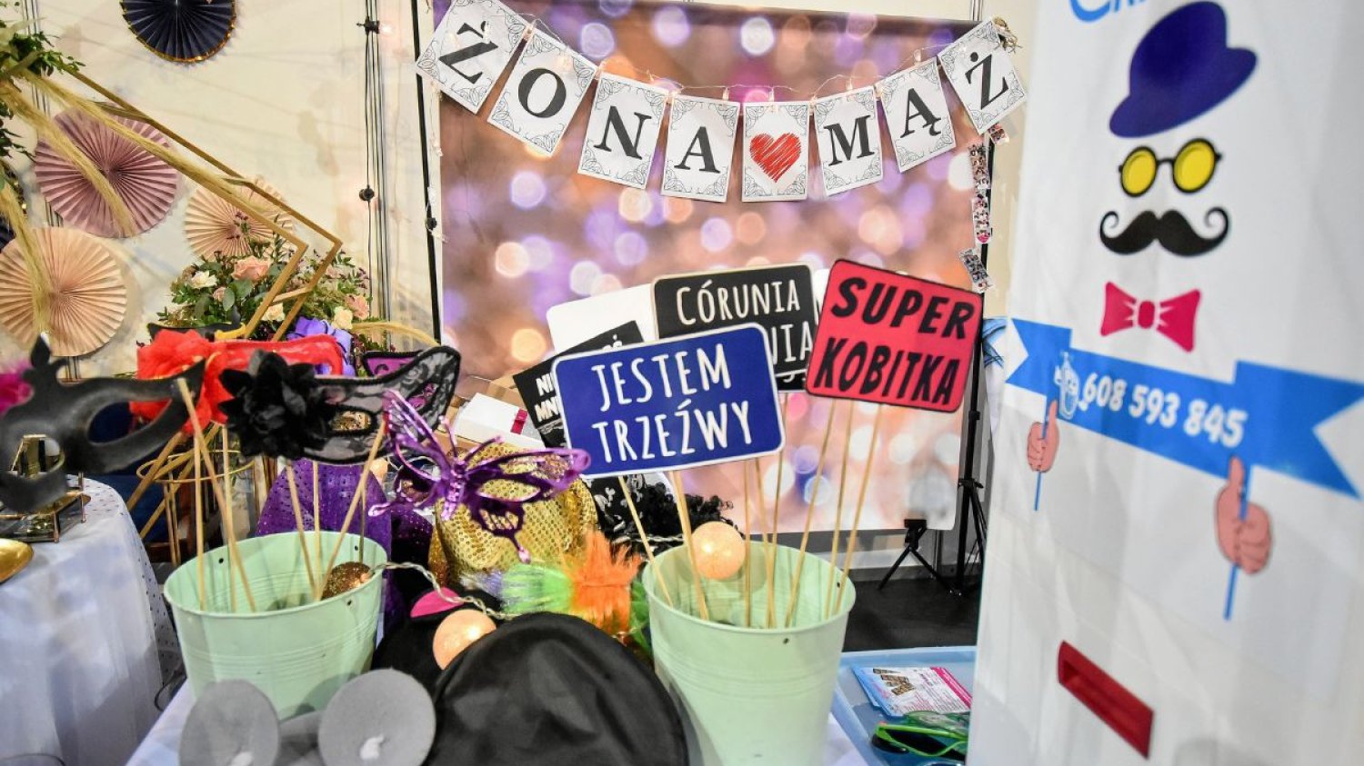 Nowożeńcy dostają w kopertach nawet 3 mld rocznie. Goście rezygnują z dawanie prezentów rzeczowych.