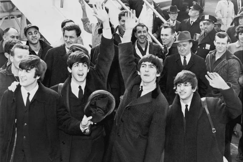The Beatles po przybyciu na lotnisko im. Kennedy’ego (USA), 1964