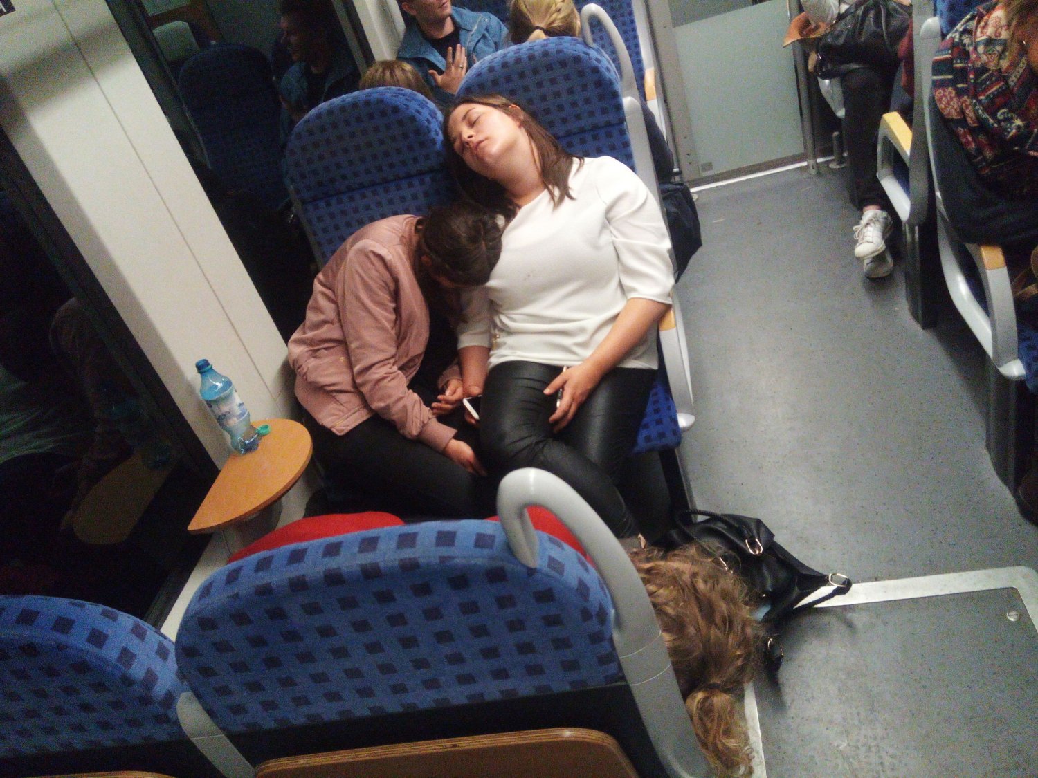 Zmiana czasu z letniego na zimowy spowoduje godzinny postój nocnych pociągów PKP.