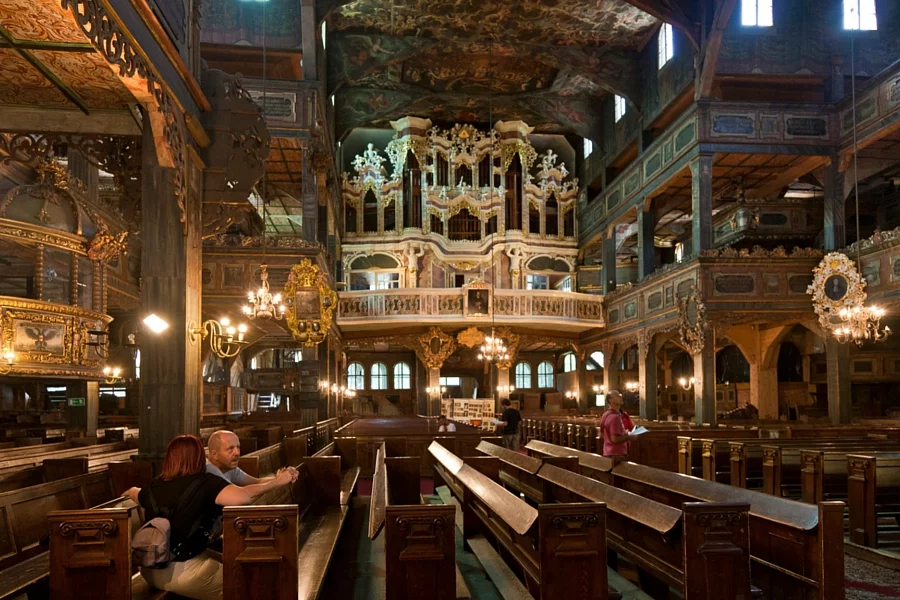 Sanktuarium wybudowano w całości z drewna.