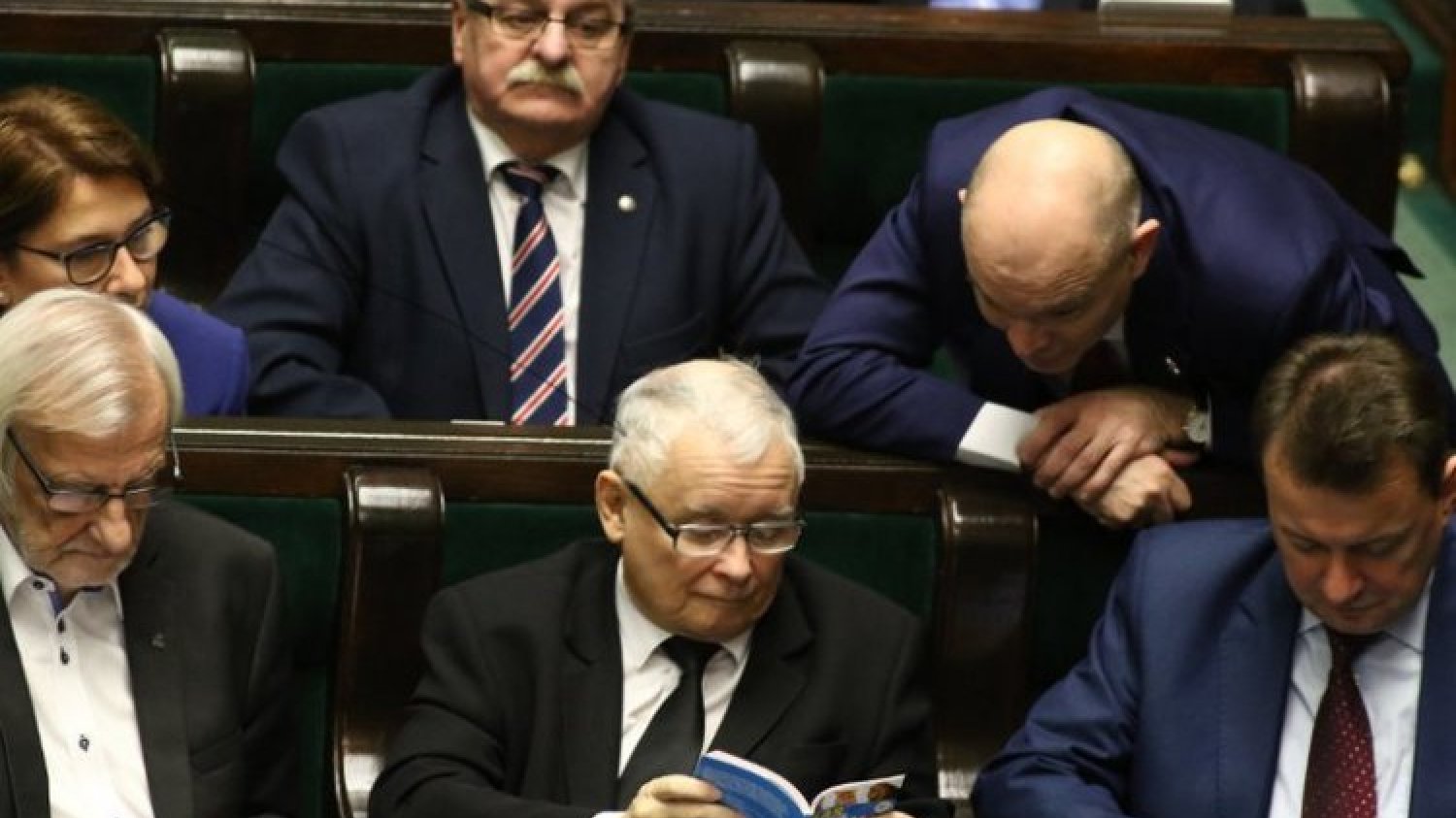 Posłowie przypadkiem skasowali kary za łamanie obostrzeń