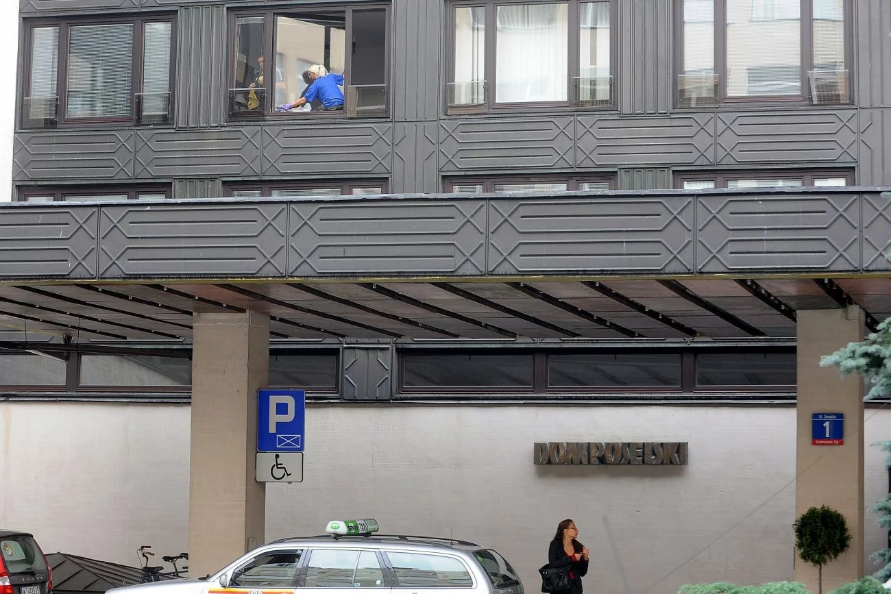 Posłowie narzekają na obecny dom poselski - jest już stary ma niski standard