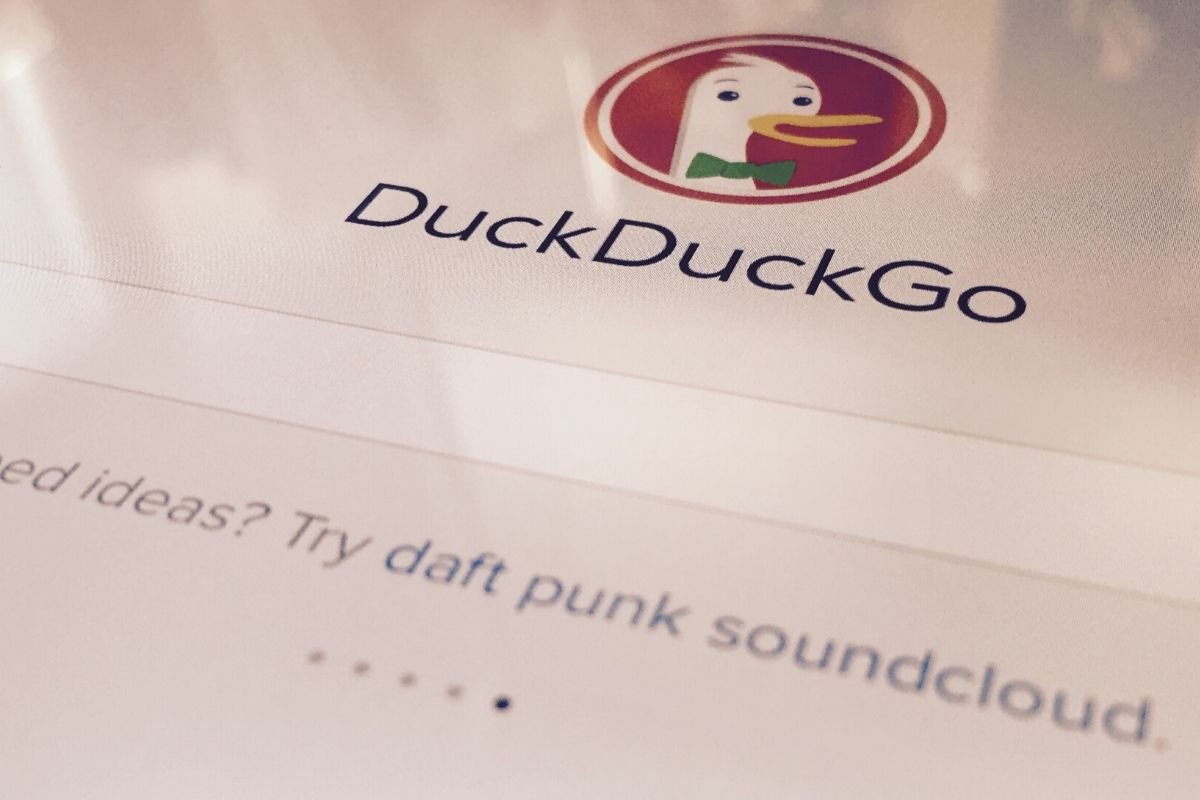 DuckDuckGo to producent technologii wyszukiwania i przeglądarki, która nie śledzi cię w internecie.