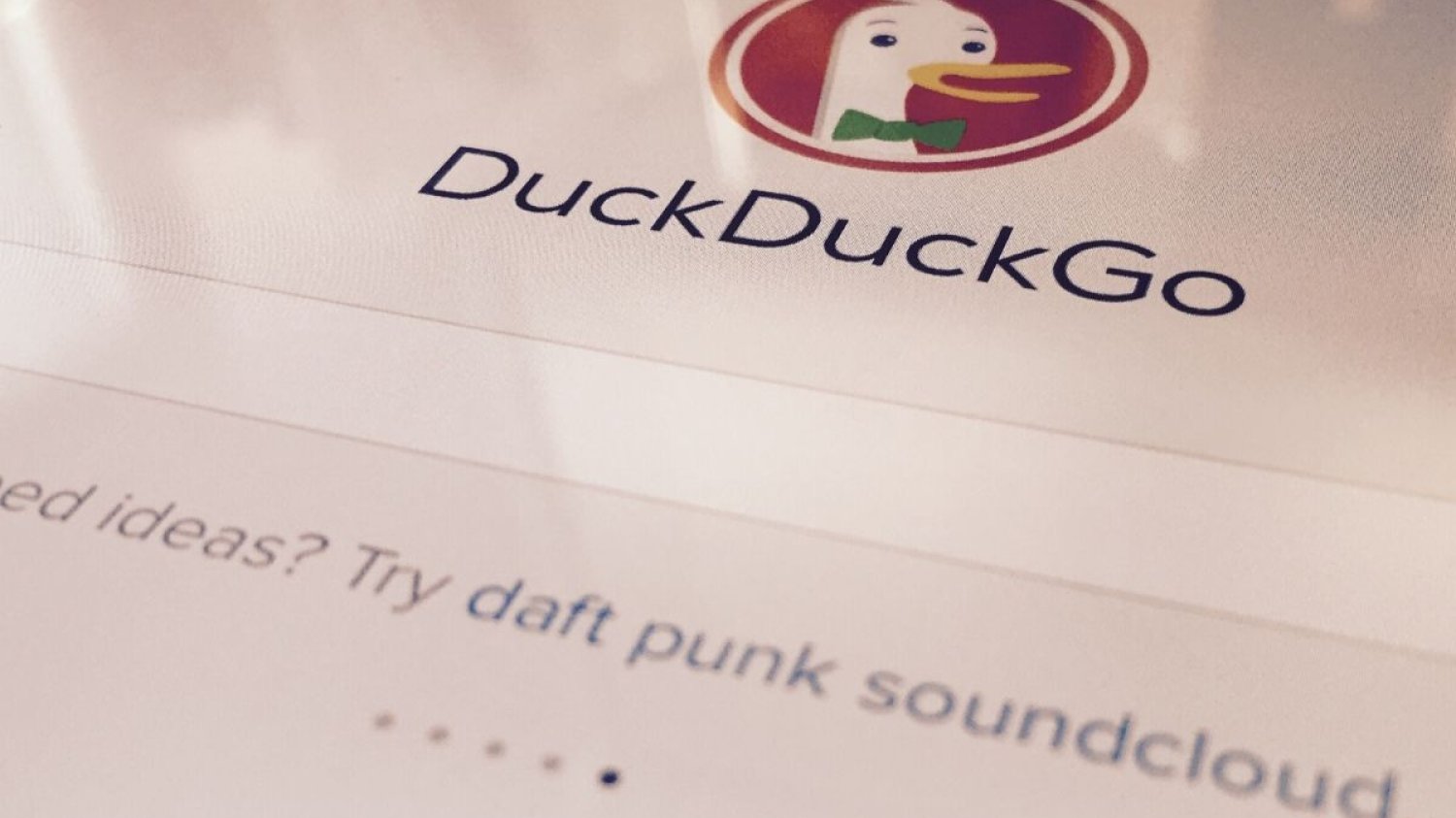 DuckDuckGo to producent technologii wyszukiwania i przeglądarki, która nie śledzi cię w internecie.