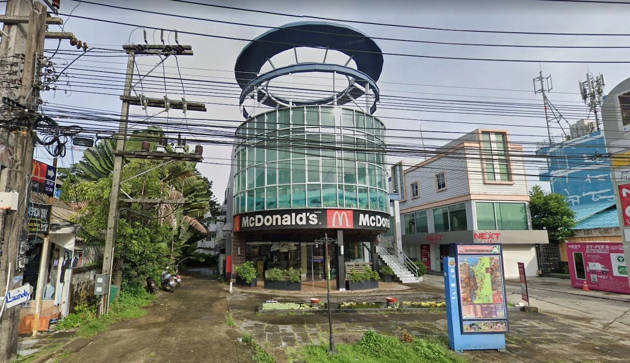 Zamknięty McDonald's w Khao Lak, czerwiec 2022 r.