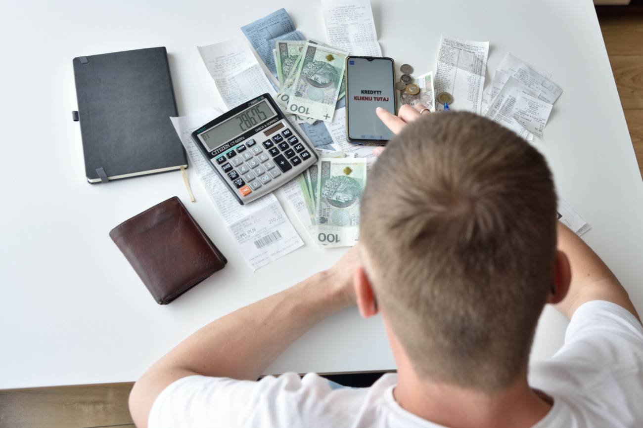 mężczyzna liczący kredyt