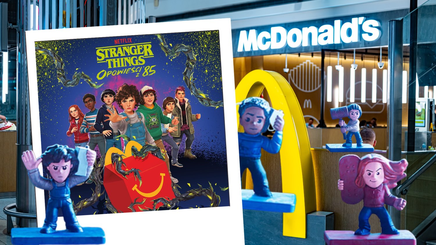 McDonald’s odpalił kolekcję Stranger Things. Ten klimat wciąga jak Upside Down Plakat McDonald's ze Stranger Things. Figurki Stranger Things. W tle lokal McDonald's