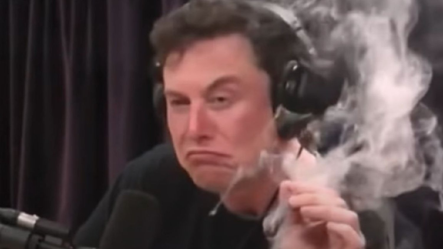 Elon Musk z jointem.