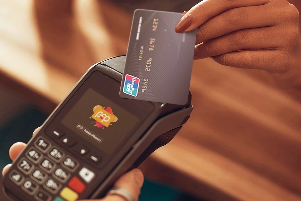 W ramach programu "Polska Bezgotówkowa" przedsiębiorcy mogą liczyć na otrzymanie darmowego terminala płatniczego oraz pokrycie kosztów obsługi płatności bezgotówkowych przez wskazany okres. W tym programie uczestniczy m.in. Polskie ePłatności (PeP)