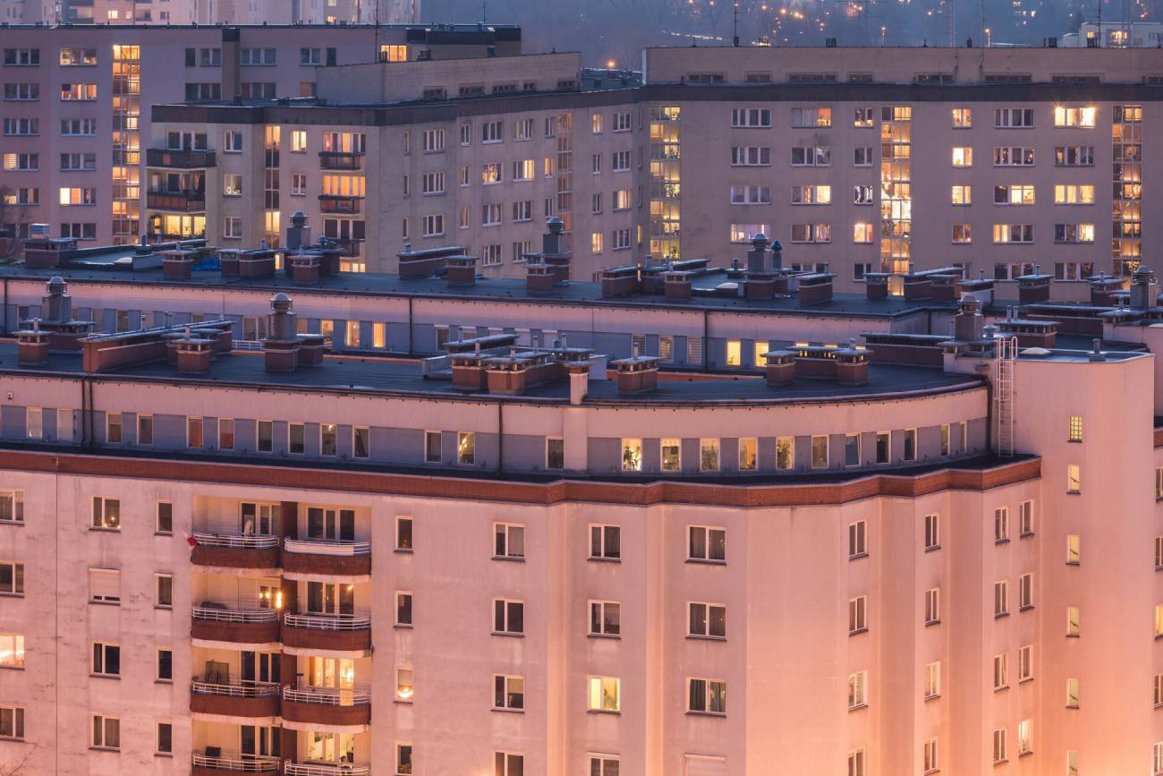 osiedle mieszkaniowe wieczorem