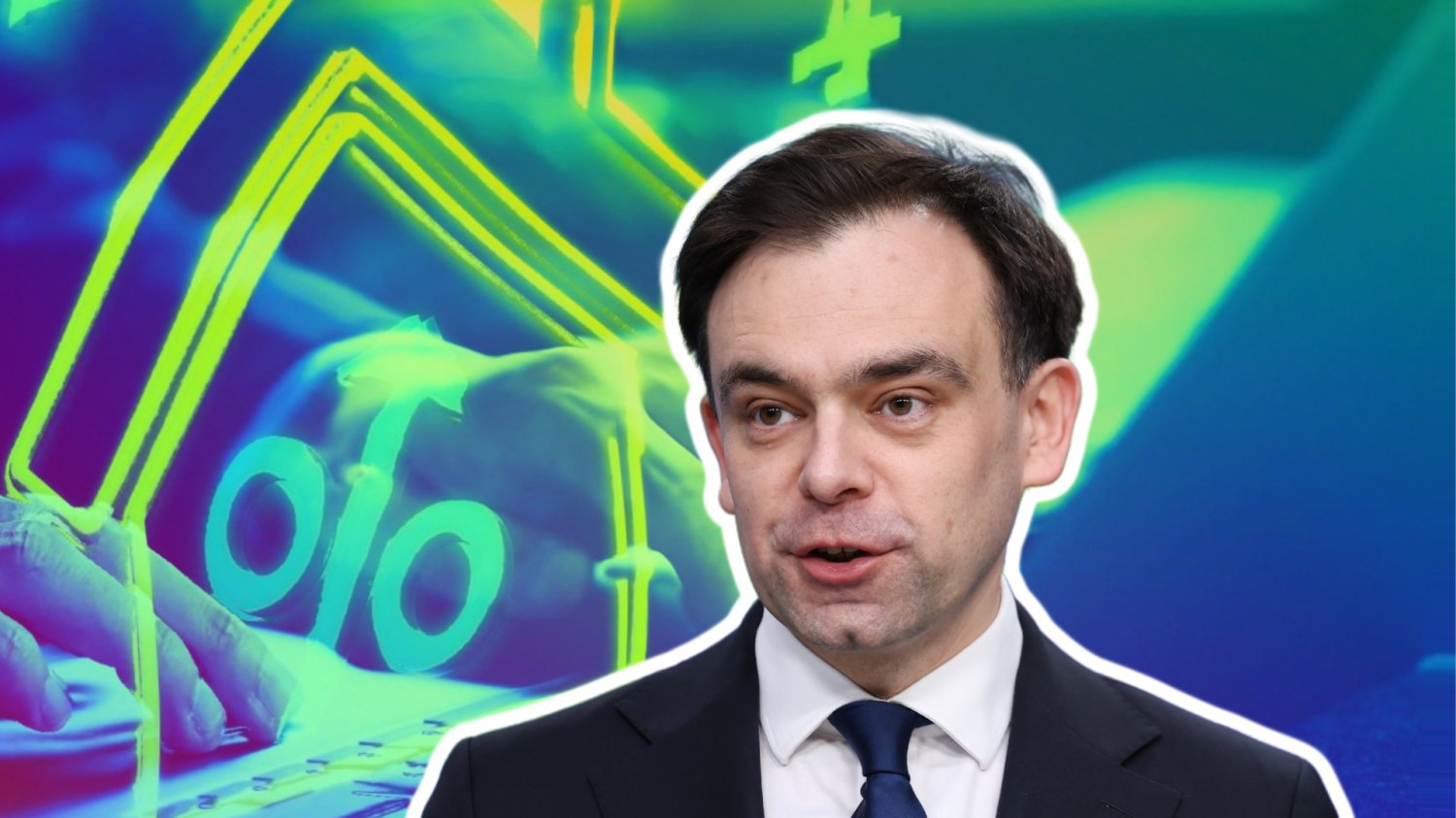 Minister Finansów Andrzej Domański. W tle laptop i ikonka domku z zielonym procentem i strzałkami w górę.