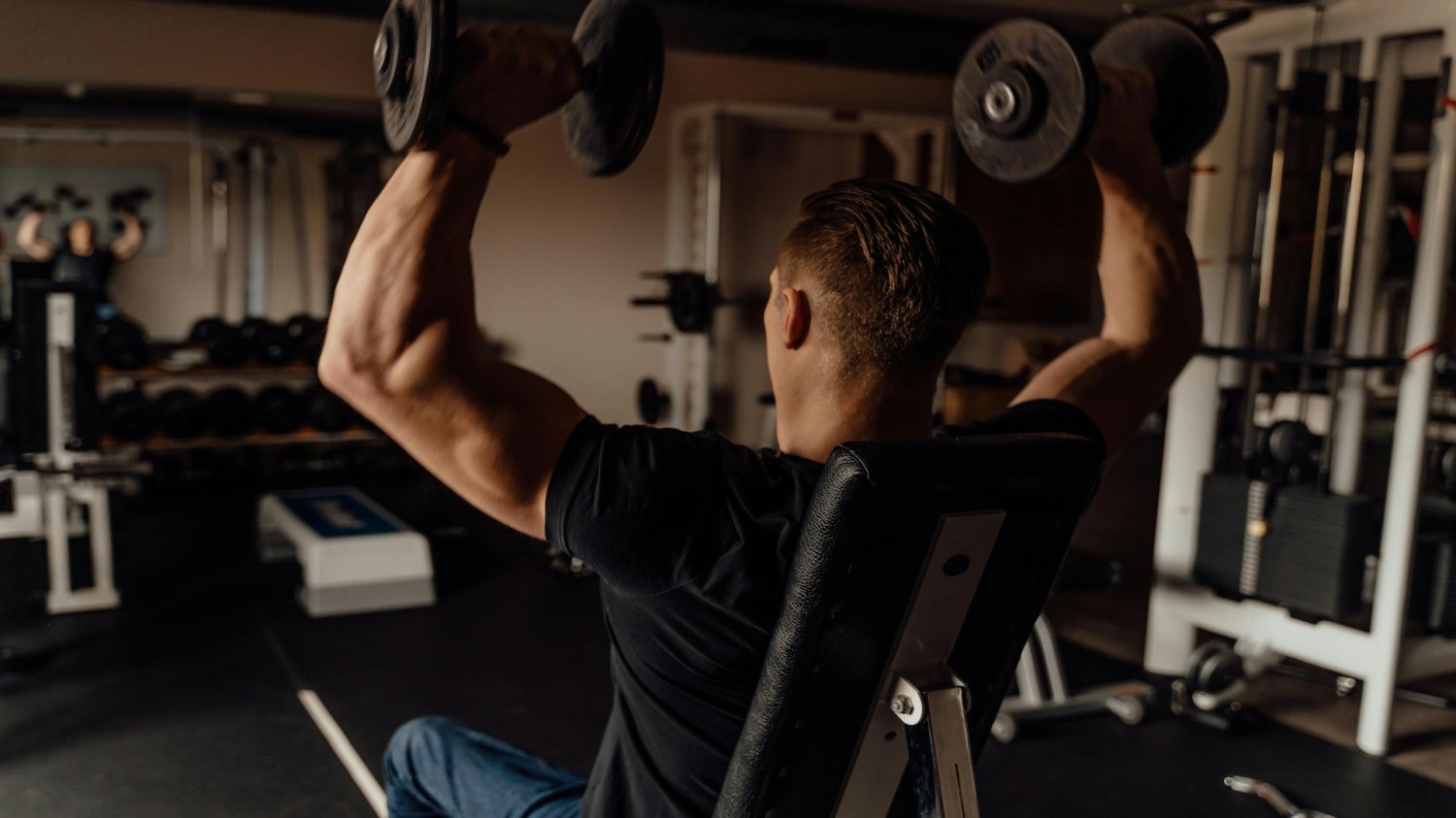 Znowu podpadli UOKiK-owi. To multisport, zdrofit i wiele innych. Mężczyzna ćwiczący na siłowni z hantlami. UOKIK kolejny raz uderza w fittnesową potęgę. To multisport, zdrofit i wiele innych.