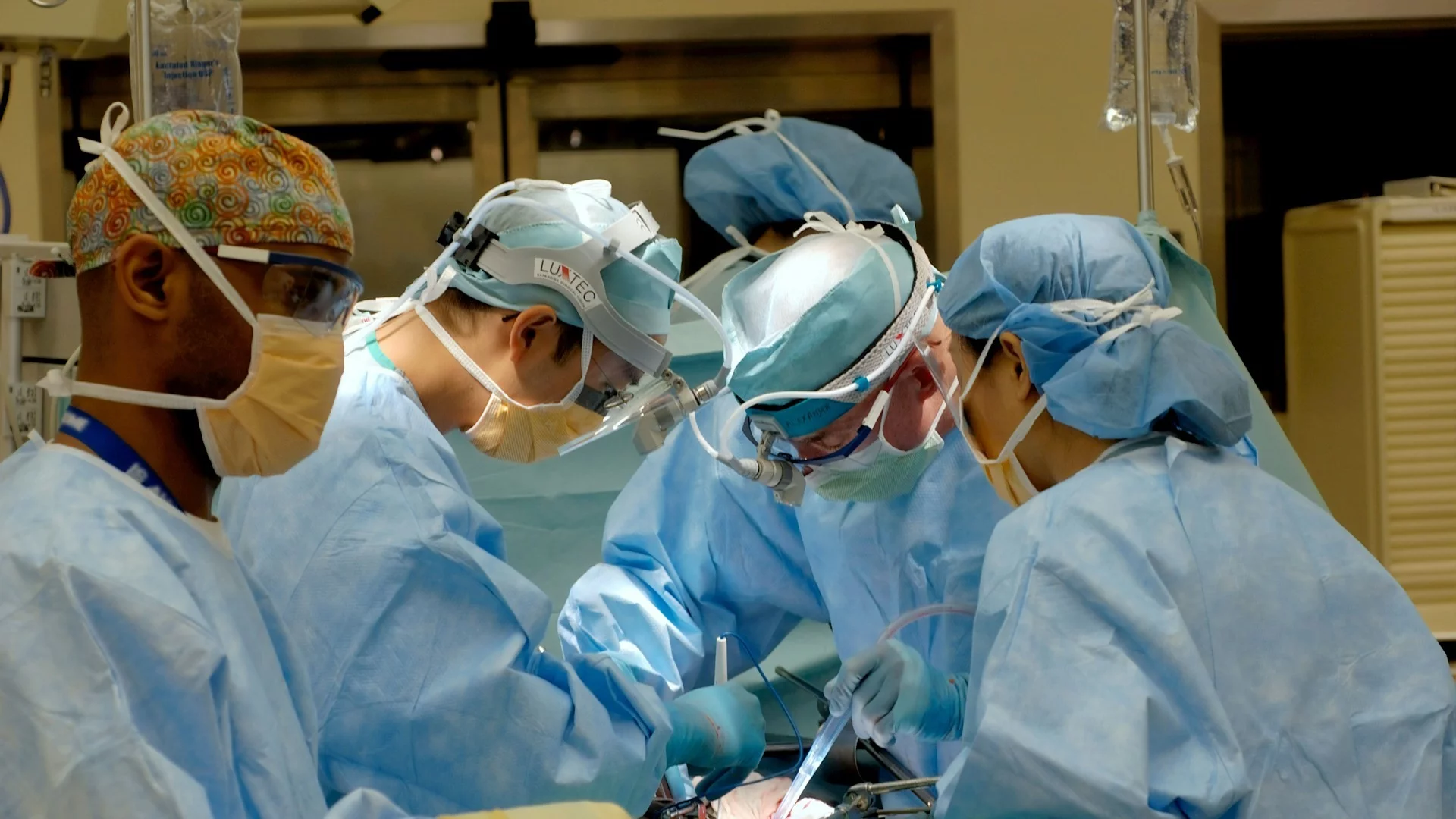 Kilkoro medyków na sali operacyjnej podczas wykonywania zabiegu. Niemcy oferują pracę dla lekarzy i innych medyków.