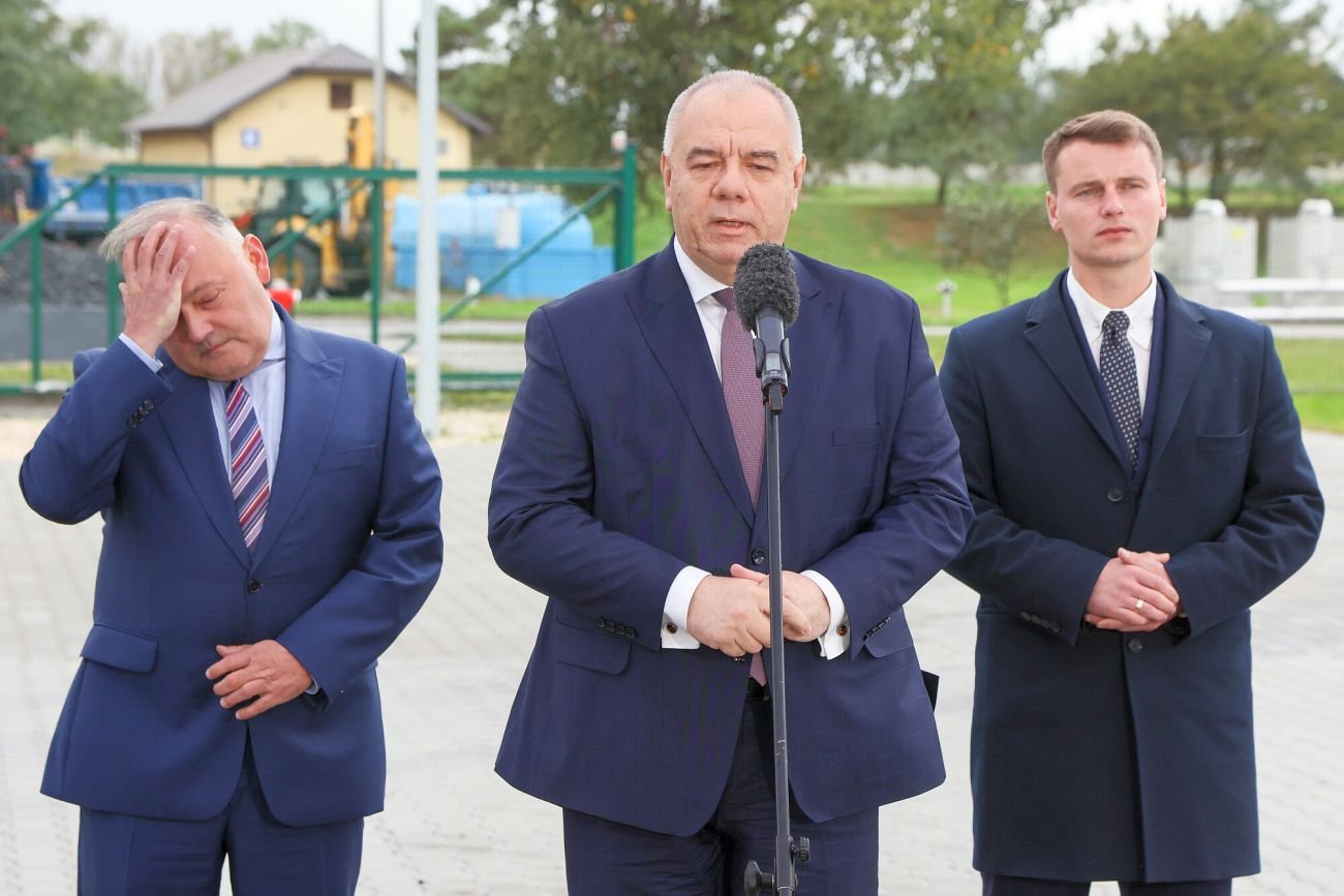 Prezydent Otwocka (na zdjęciu z prawej) jako pierwszy z samorządowców skorystał z oferty handlu węglem