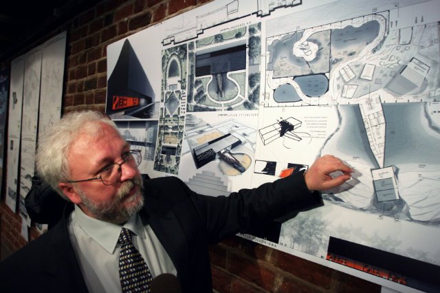 Radosław Ratajszczak z dumą prezentuje projekt Afrykarium - największej atrakcji wrocławskiego zoo